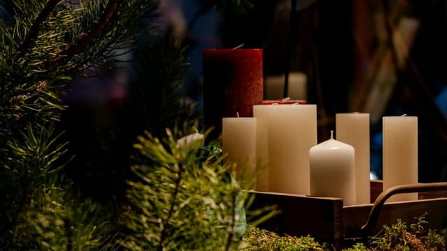 Holiday Candle Sale Draws Shoppers as Christmas Season Peaks