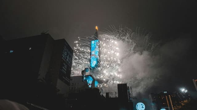 Taylor Swift’s Surprise Show at Times Square Lights Up New Year’s Eve Introduction: A New Year’s Eve to Remember